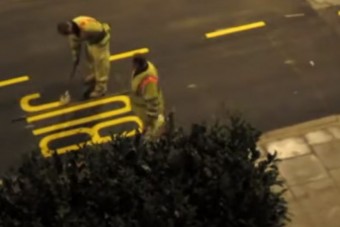 Szabad kézzel fest aszfaltot a munkás, páratlan látvány