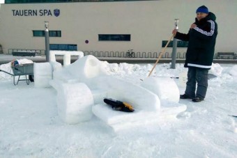 Hóból faragtak Forma-1-es autót