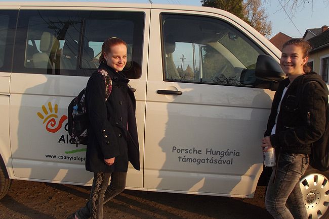 Kisbuszt kaptak a Volkswagentől a gyerekek