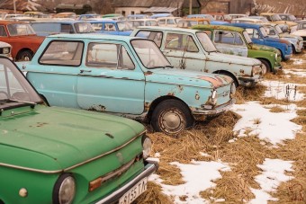 Szoci autók rohadnak csendben egy szabadtéri 