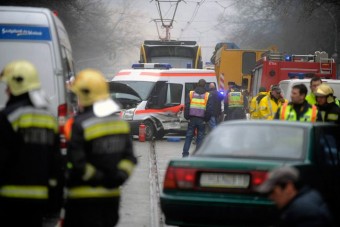 Mentőautó karambolozott Budapesten - fotók