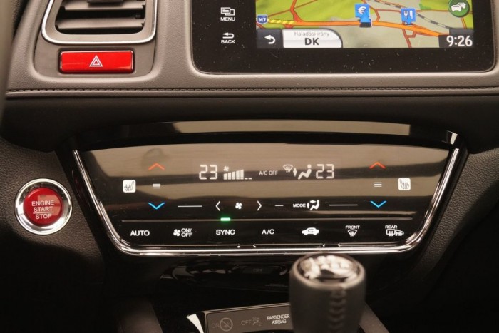 Teszt: Honda HR-V 1.6 i-DTEC Executive 8 Érintésérzékeny a klímapanel, ami jót tesz a tisztíthatóságnak de könnyű mellényúlni a virtuális gomboknak