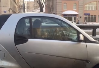 Vezetés közben kézimunkázott a fiatal lány, felvették