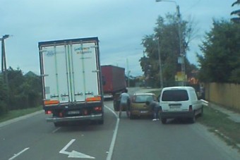 Filmbe illő harc magyar autósok között