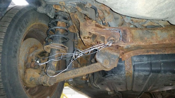 A baloldali futómű most esett át felújításon, minden cserélve lett. Állítja a hirdető...