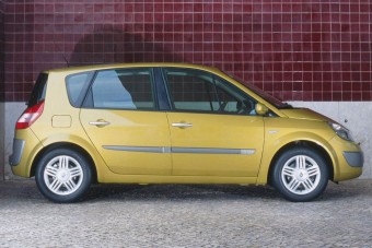 Családi autót három gyereküléshez