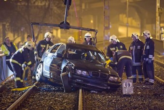 A HÉV-sínekről kapartak össze egy BMW-t Pesten - fotók