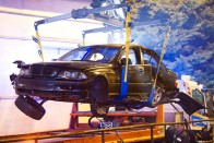 A HÉV-sínekről kapartak össze egy BMW-t Pesten – fotók 8