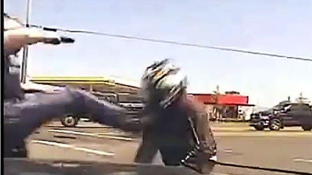 52 milliót kapott a motoros, akit mellkason rúgott egy rendőr