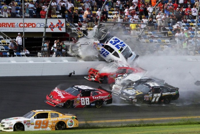 Villanyautókra állna át a NASCAR 7 Megnőne az autók tömege, megváltozna a tömegközéppontjuk, ráadásul a nagy feszültségű rendszerek ütközésbiztonsági kérdéseket is felvetnek.