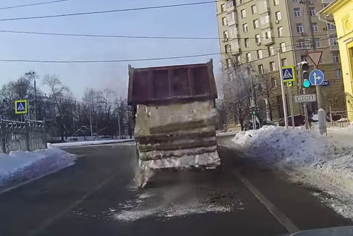 Lepakolt a Kamaz, csak épp a város közepén