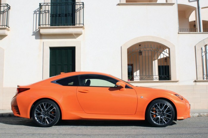 Vezettük: Lexus RC 200t és 300h 63 Vannak kevésbé provokatív színek, a mélybordó metál például gyönyörű. De valahogy illik ez az árnyalat is a kihívó sportkupéhoz