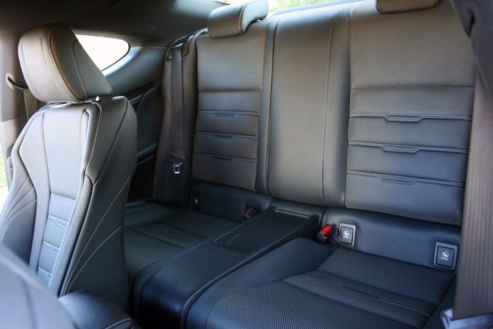 Hátul jelképes a lábtér, de ez más kupéknak sem erőssége