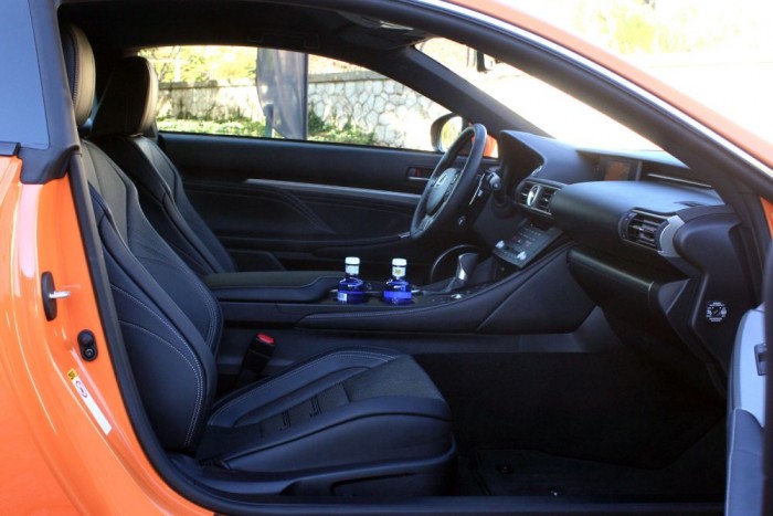 Vezettük: Lexus RC 200t és 300h 58 Két személynek szóló, halk, kényelmes és 245 lóerővel nagyon gyors utazóautó az RC.A hibrid végsebessége csak 190 km/ó, a turbósé 230