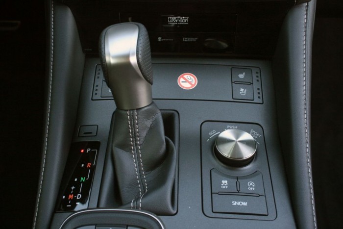 Vezettük: Lexus RC 200t és 300h 59 Nem kell lenézni az úról a kapcsolóra üzemmódválasztáskor. A tárcsát balra fordítva Eco, jobbra Sport vagy az F Sport kiviteleken Sport+ állásba léphetünk, a kapcsolót megnyomva az autó átáll normál üzemmódra.A gázreakció, a kormányzás és a váltási stratégia változik