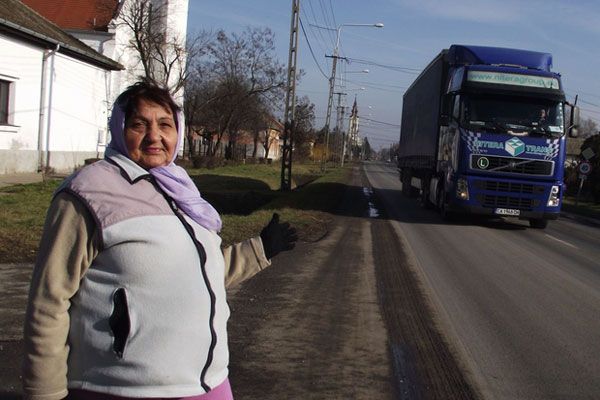 Kamionok százai leptek el két magyar falut