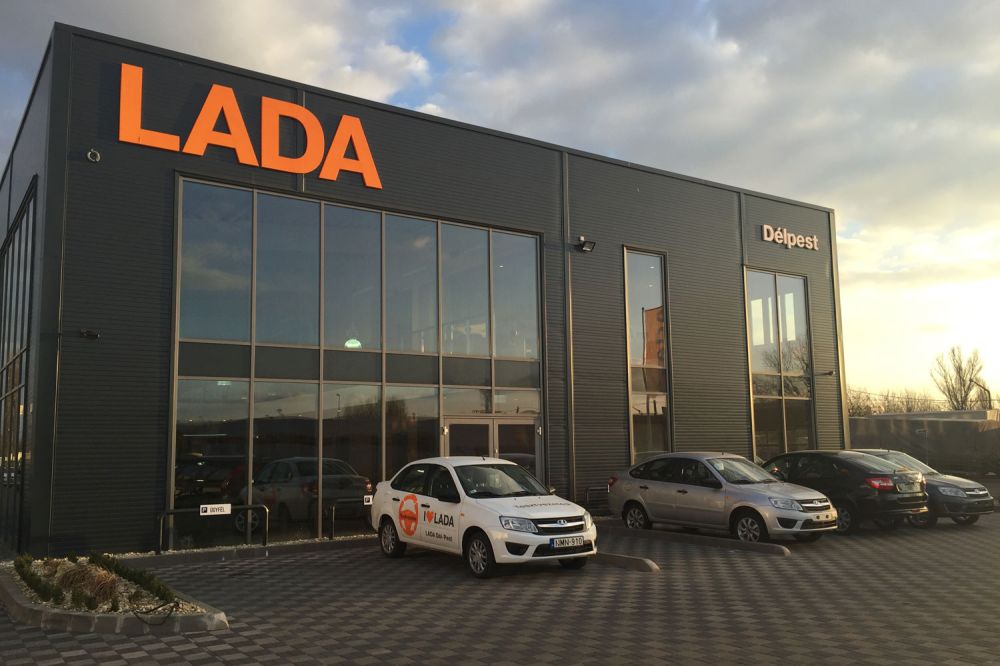 Jól indult itthon a Lada az új importőrrel, az új arculattal és az új márkakereskedésekkel. Az árazási stratégia a Daciához igazodik: a listaár alacsony, kedvezmény nincs