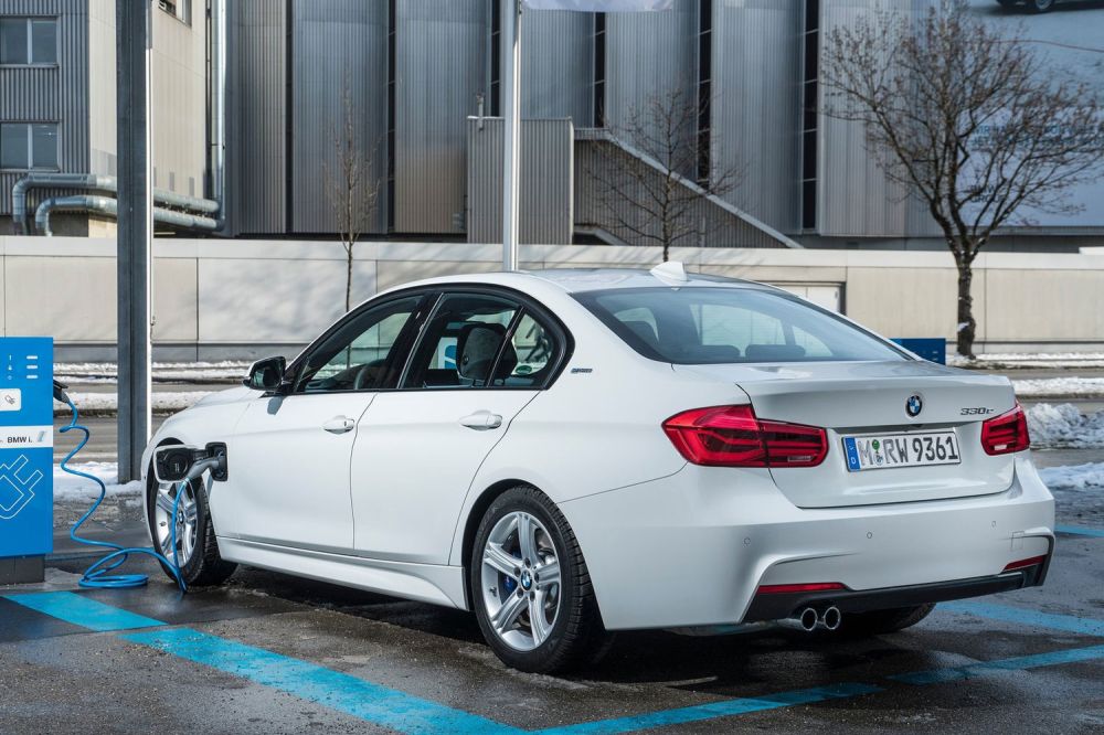 Összesen négy típusából hoz be idén konnektorról tölthető hibridváltozatot a BMW. A 330e rendszerteljesítménye 252 lóerő
