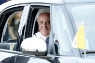 Elárverezték az autót, amivel a pápa közlekedett 2