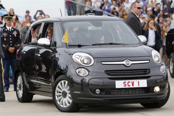 Elárverezték az autót, amivel a pápa közlekedett