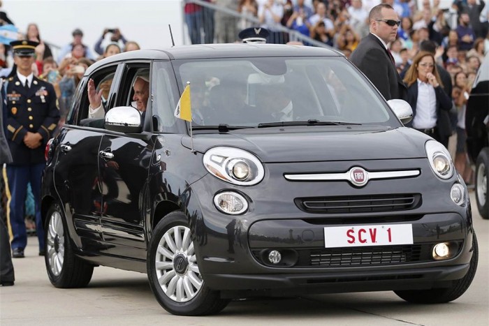 Elárverezték az autót, amivel a pápa közlekedett 6 | Vezess Elárverezték az autót, amivel a pápa közlekedett 6