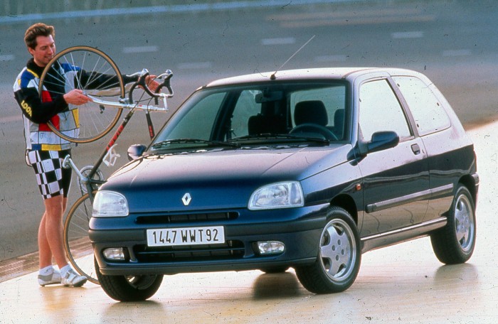 Ó, az a márkás kerékpáros ruházat, a Clio mellett...