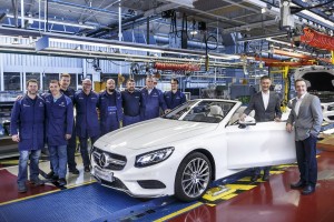 Emberekre cseréli gyártórobotjait a Mercedes