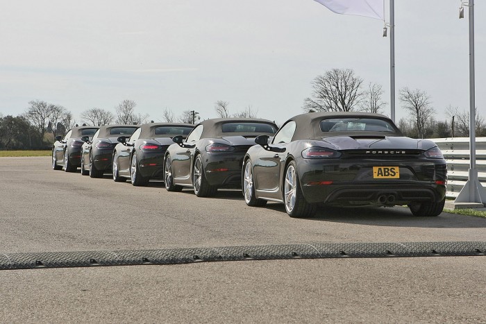 Koromfeketére fóliázott prototípusok vártak ránk a Michelin tesztpályáján