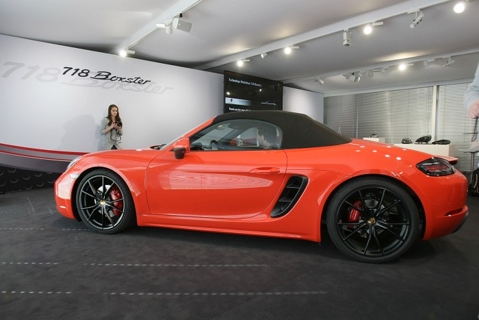 Négyhengeres Porsche? Ez már a világvége? 2 Férfiasabb, élesebb megjelenést kapott a magújult Boxstr