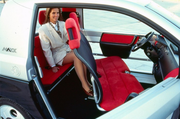 Mások által csinosnak mondott főnökasszony a hátsó ülésen. Ígéretes helyzet