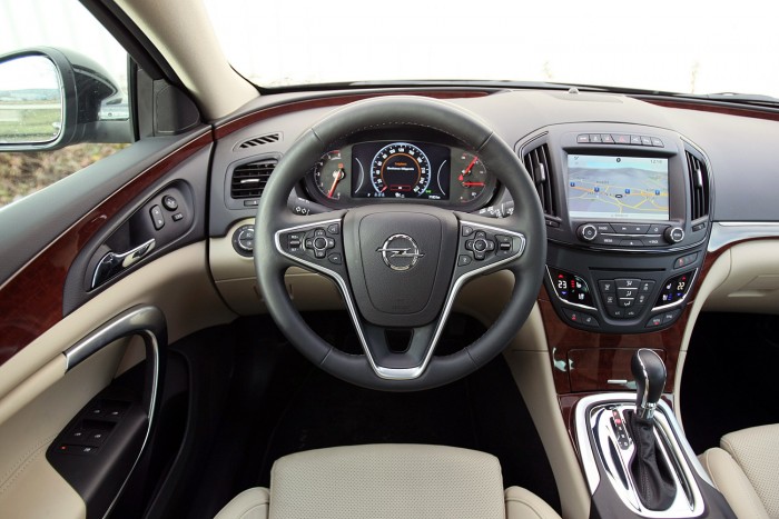 Barátságos, világos belső, világbajnok ülésekkel