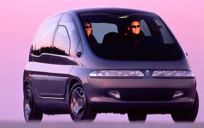 Renault Scenic 1991-ből. Nemcsak az autó, hanem a szemüvegek is nagyon menők lehettek akkor