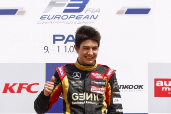 F1: A Renault-pilótát küldi a DTM-be a Merci