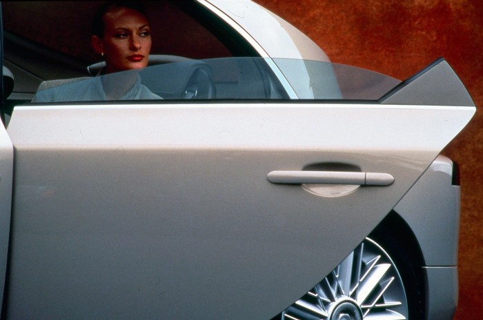 Ebbe is jutott nő, de ez nagyon szigorú. Még a haja is.