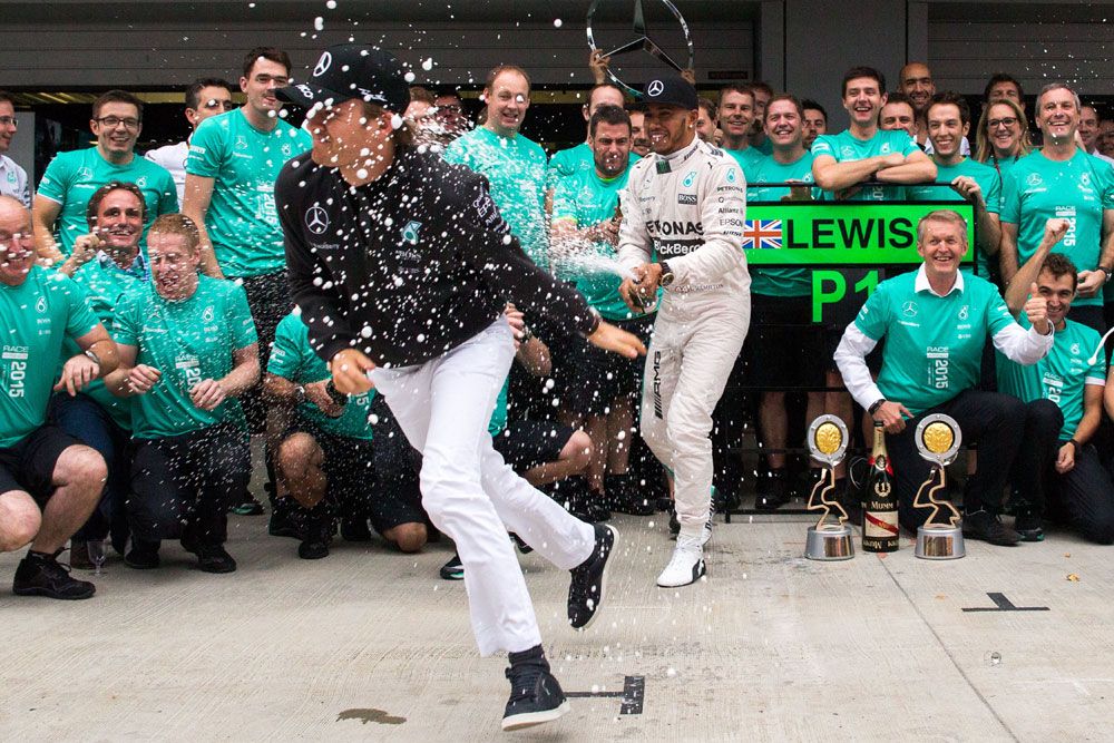 F1: Hamiltonék motorja is életre kelt 5