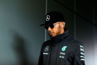 F1: Hamiltonék motorja is életre kelt 24