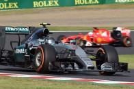 F1: Hamiltonék motorja is életre kelt 35