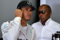 F1: Hamiltonék motorja is életre kelt 38