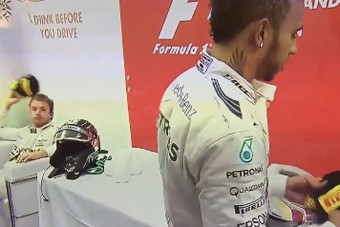 F1: Hamilton mégis ráfázik a sapkadobálásra?