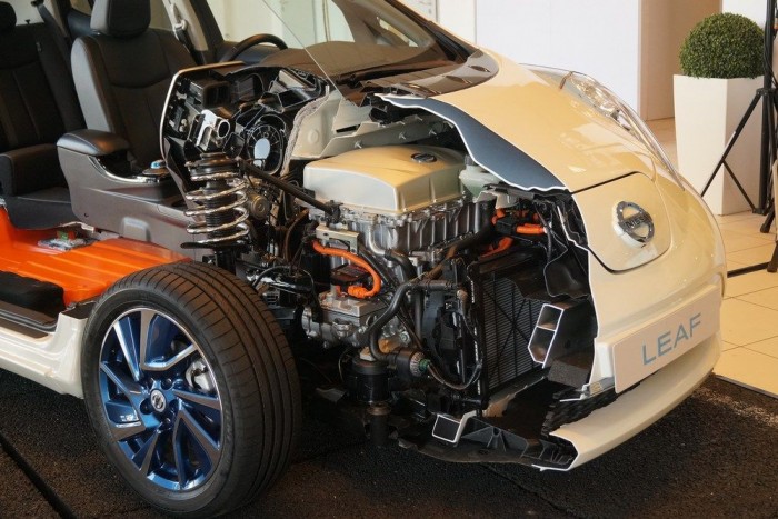 Tarolt a Nissan a magyar villanyautó-piacon 2 Konstrukcióját tekintve nem sokban különbözik a Leaf egy korszerű kompaktttól, csak belsőégésű motor helyett elektromos, benzintank helyett akkupakk van benne