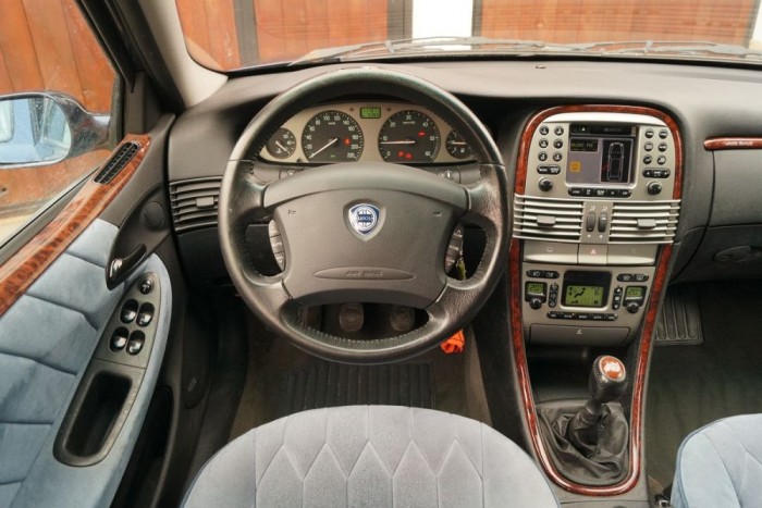 A kormány fel-le, ki-be állítható, az ülésben - néha - elektromosan működtethető deréktámasz is van