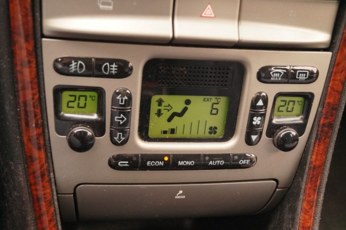 Használt autó: Lancia Lybra SW 1.9JTD – 2001 12 A kétzónás automata klíma 15 év és 115 ezer km után kifogástalanul működik, idővel azonban borítékolható a szellőzést állító léptetőmotorok megragadása. Átmozgatással, kenéssel javíthatók!