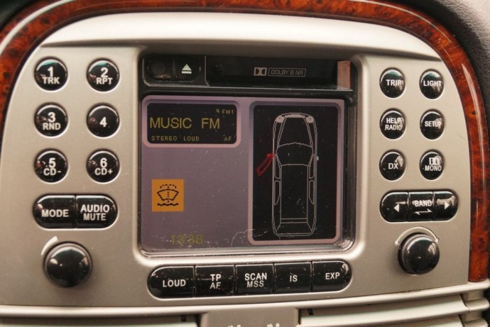 A Lybra ilyen elegánsan szól, ha fogytán az ablakmosó, vagy nyitva maradt az ajtó