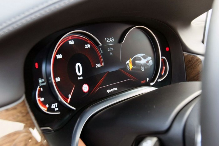 Nincsenek hagyományos műszerek, csak TFT minitor