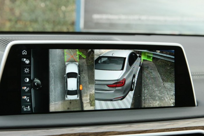 Hopp, ezt a felnit tutira nem padkázzuk meg ezzel a parkolással