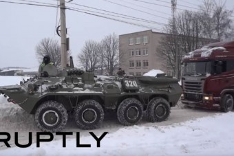 Így ment elakadt kamiont a jó öreg BTR-80