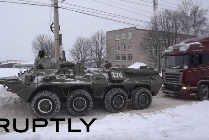 Így ment elakadt kamiont a jó öreg BTR-80