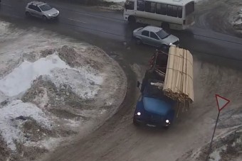 Vígjátékba illő módon dőlt oldalára a teherautó