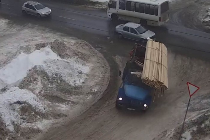 Vígjátékba illő módon dőlt oldalára a teherautó