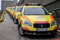 Ordító a különbség a kormány járműbeszerzési stratégiájában a rendőrség hathengeres Avant Audii, 184 lóerős, benzines, összkerékhajtású B-osztályos Mercedes járőrautói, a focimeccsekhez tucatszám kiküldött, nettó áron is 15 millió feletti Sprinter csapatszállító kisbuszok és az életmentő feladatokat ellátó mentőorvosok szolgálati járművei között